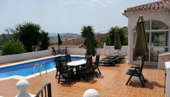 terras met zwembad van Spaanse vakantievilla