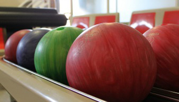bowlingballen op een rij