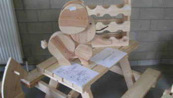 houten tafel met voorwerpen in hout
