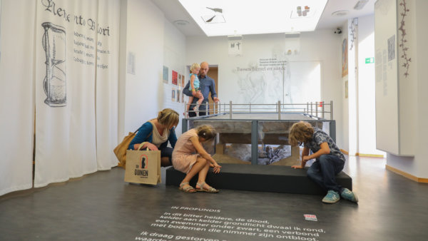 Gezin op bezoek in abdijmuseum Ten duinen
