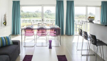 Woonkamer met zicht op groene omgeving