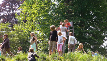 kinderen spelen in natuur