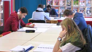 Jongeren aan het studeren in de bibliotheek van Sint Pieters Leeuw