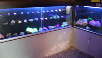 Fluorescerende mineralen in kast