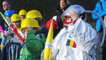 kinderen verkleed als astronaut