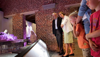 gezin bezoekt museum