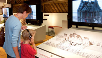 kind met koptelefoon in museum