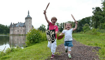 Kinderen spelen ridder aan het Kasteel van Horst