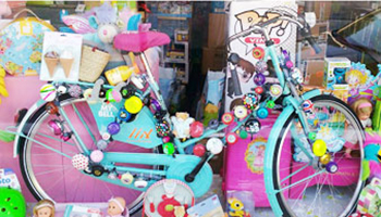 fiets en speelgoed in etalage