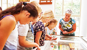 kinderen bezoeken museum