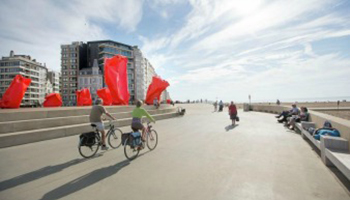 Fietsers op dijk oostende