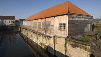 zicht op loods van museum
