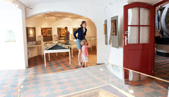 bezoekers bekijken tentoonstelling