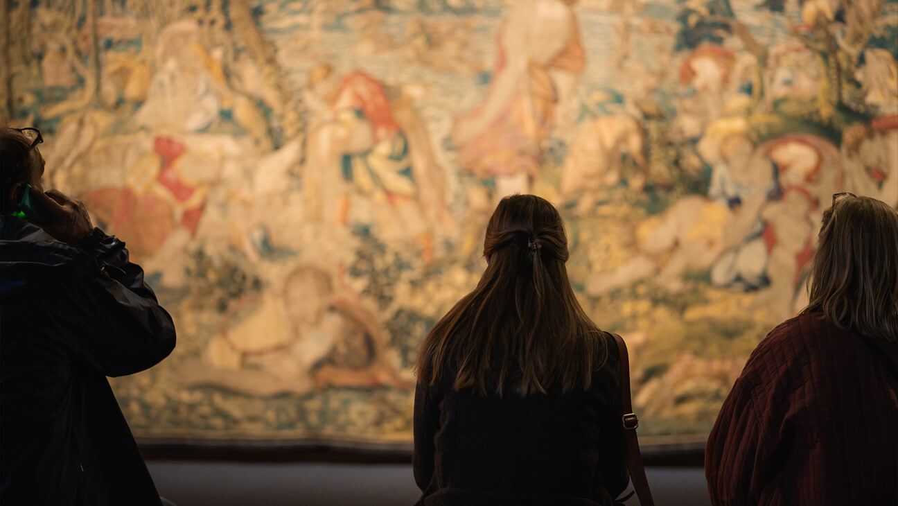 Vrouw kijkt naar een kunstwerk in het MOU