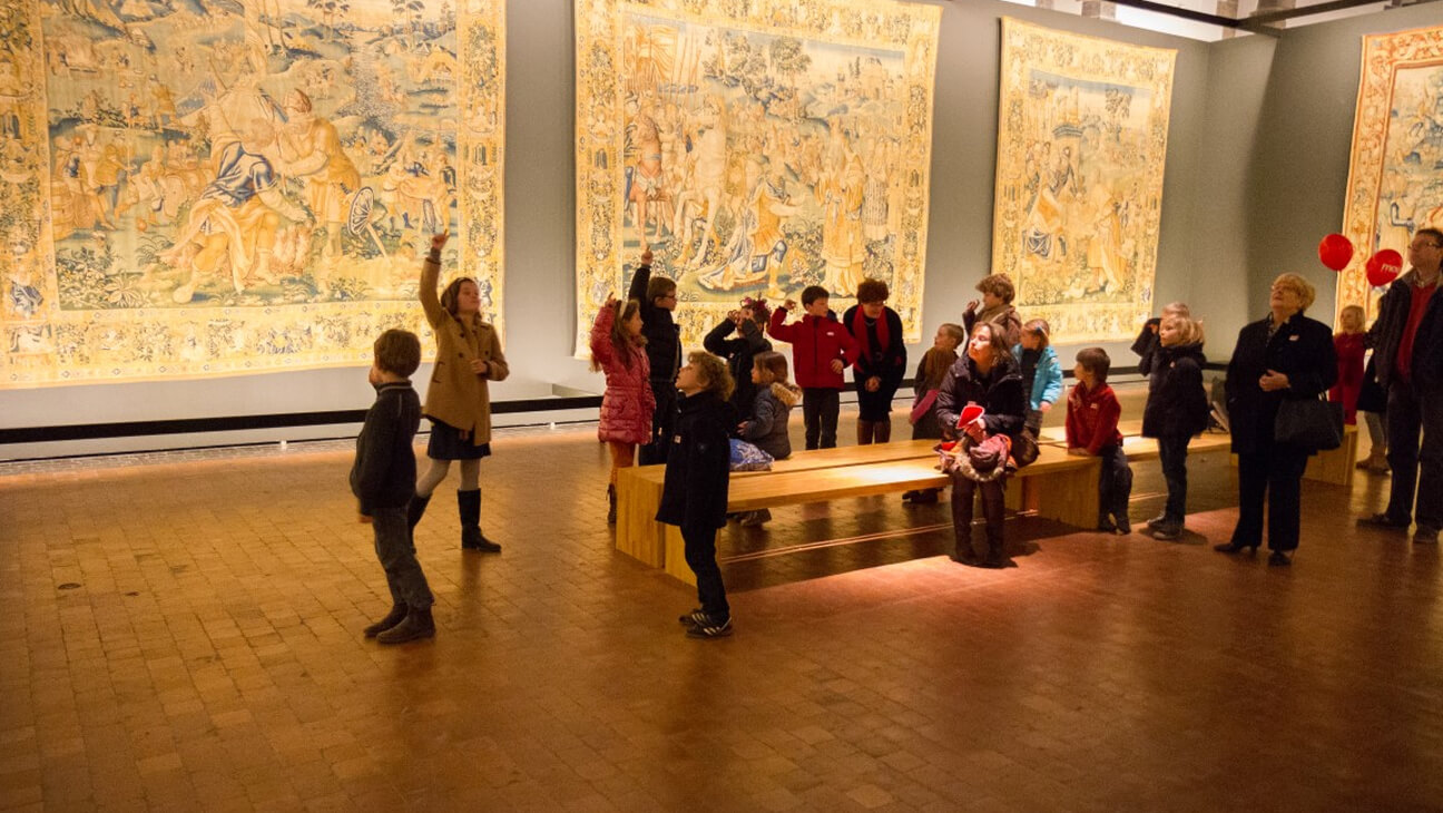 Klas kijkt naar kunstwerken in het MOU