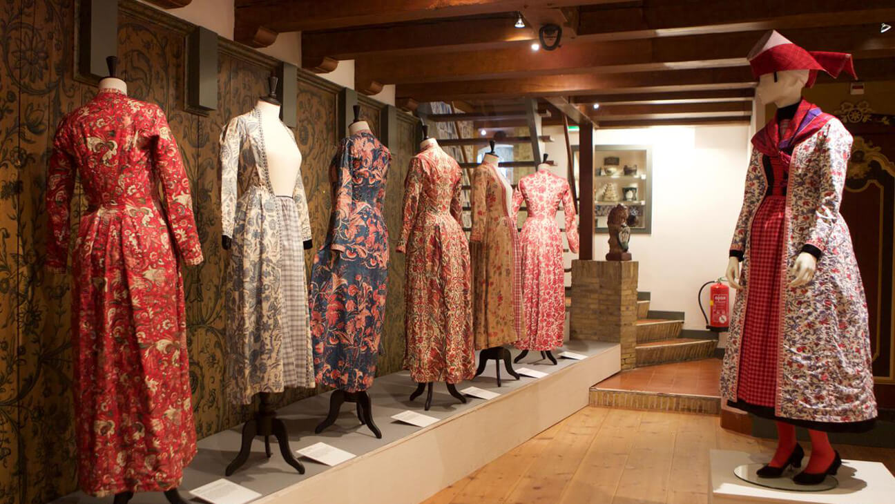 Oude kledingsstukken in Museum Hindeloopen