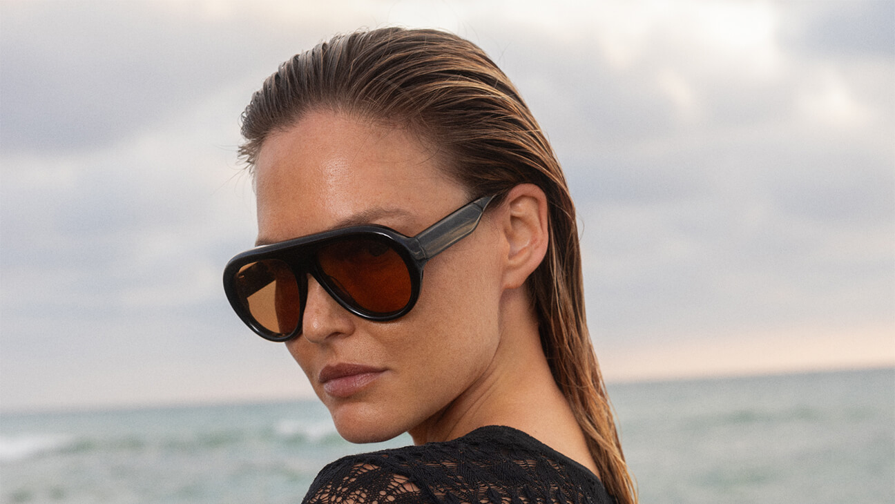 Vrouw met een bril van Optiek Katrien