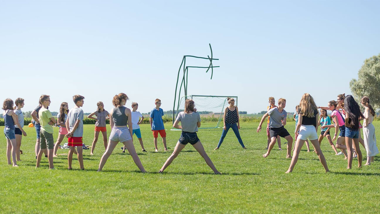 Kinderen spelen buiten in Peace Village Hostel