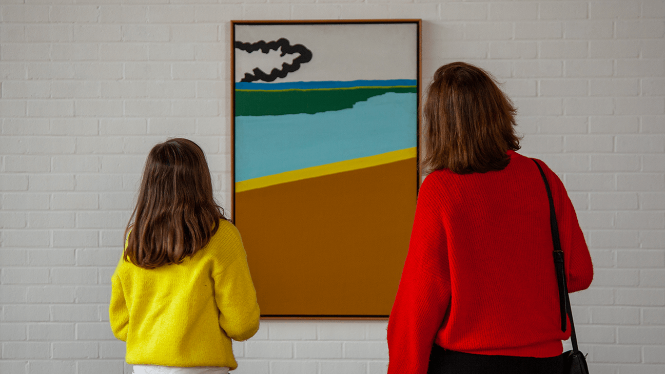 2 bezoekers kijken naar een werk van Raoul De Keyser