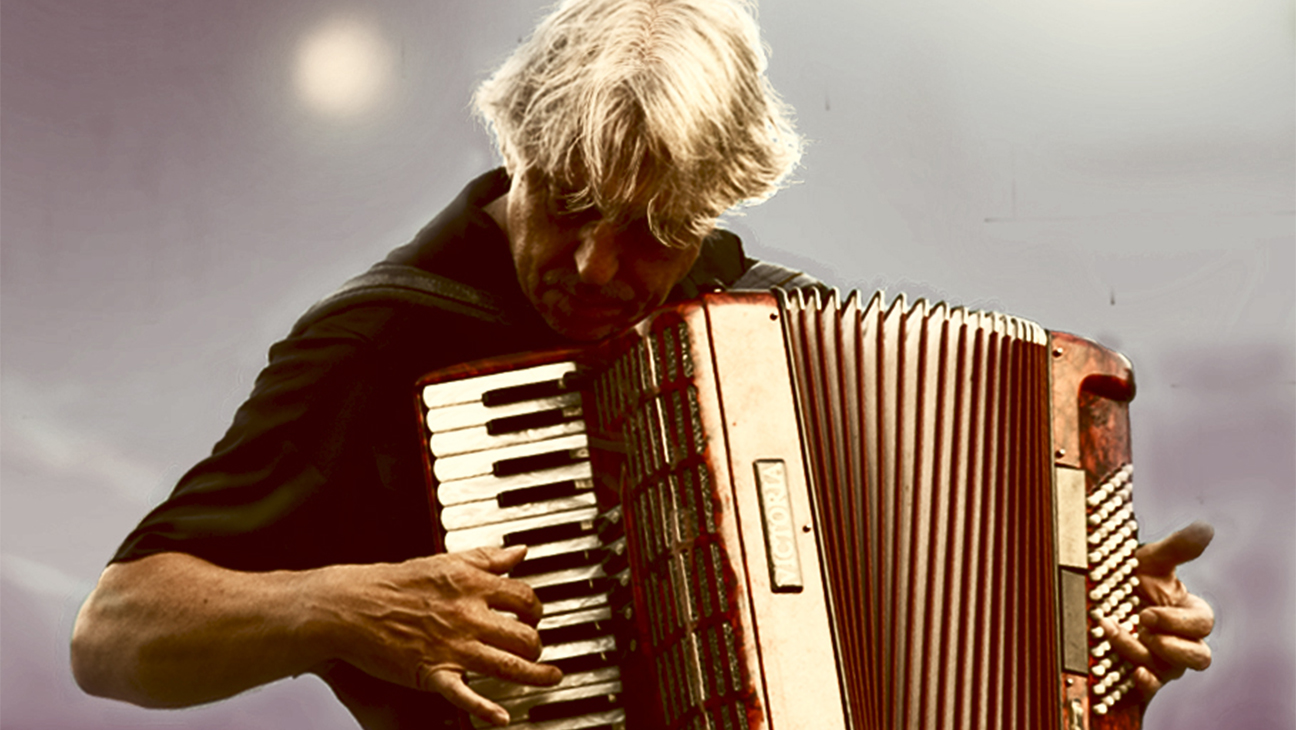 Man speelt accordeon