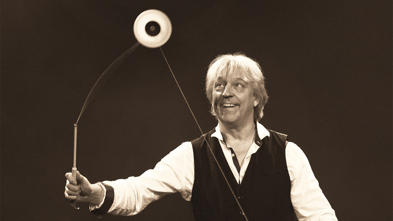 Man speelt met een diabolo