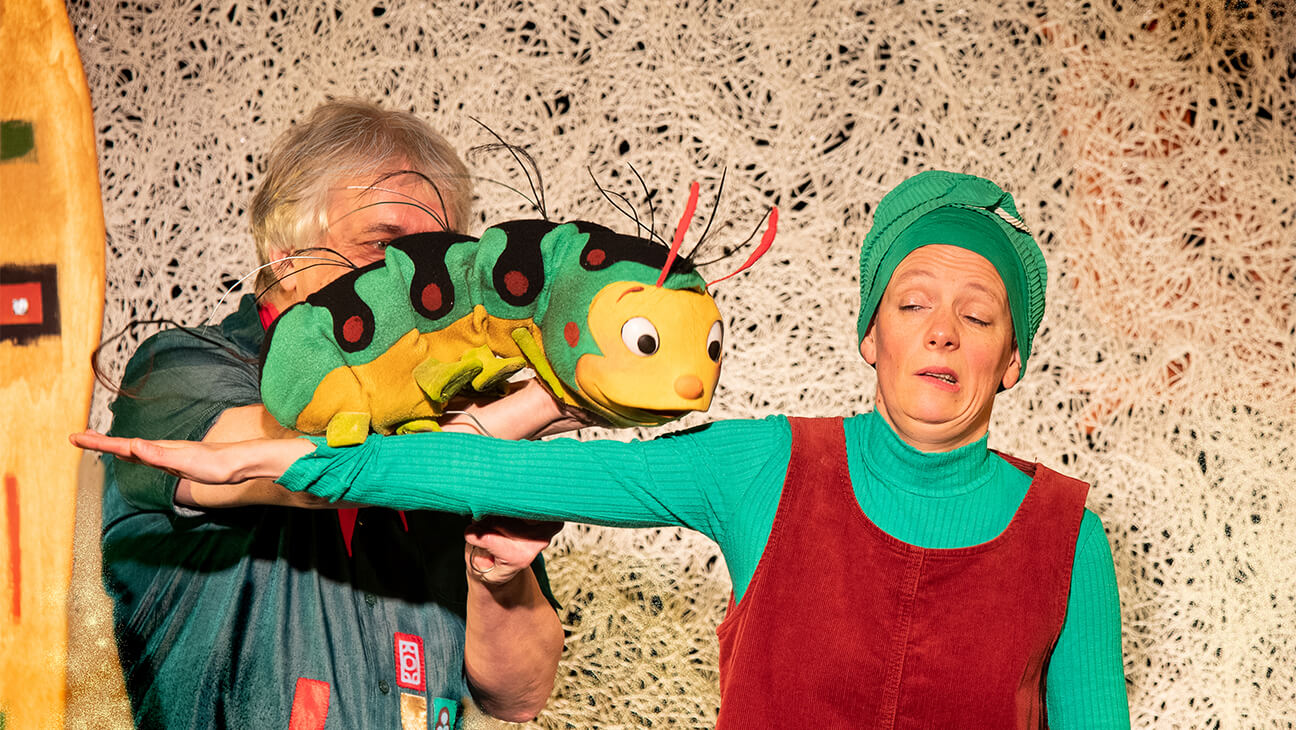 Man en vrouw spelen toneel