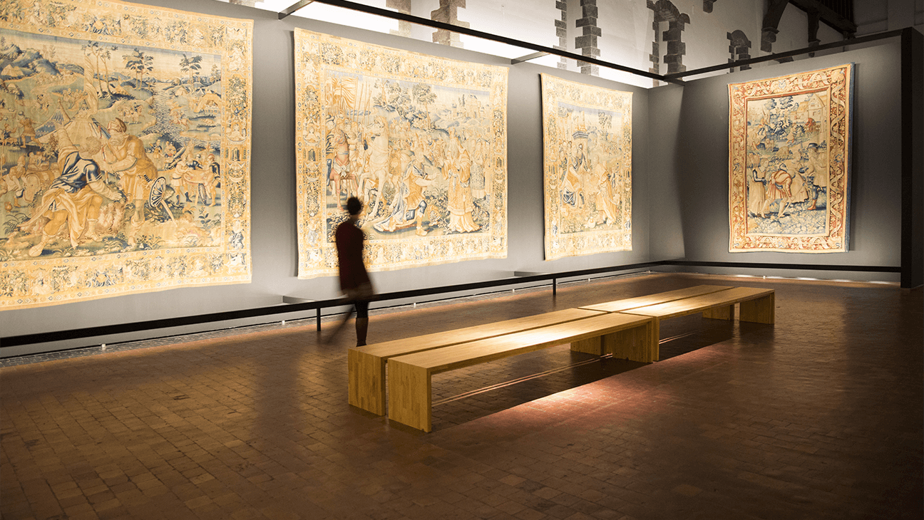 Bezoeker in een zaal in het Museum van Oudenaarde