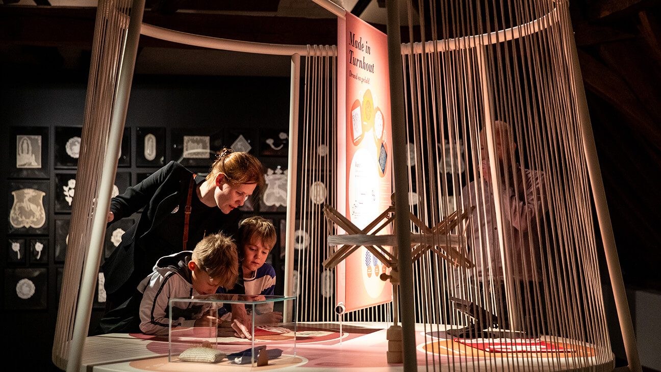 Moeder met zonen tijdens een expo in het Taxandriamuseum