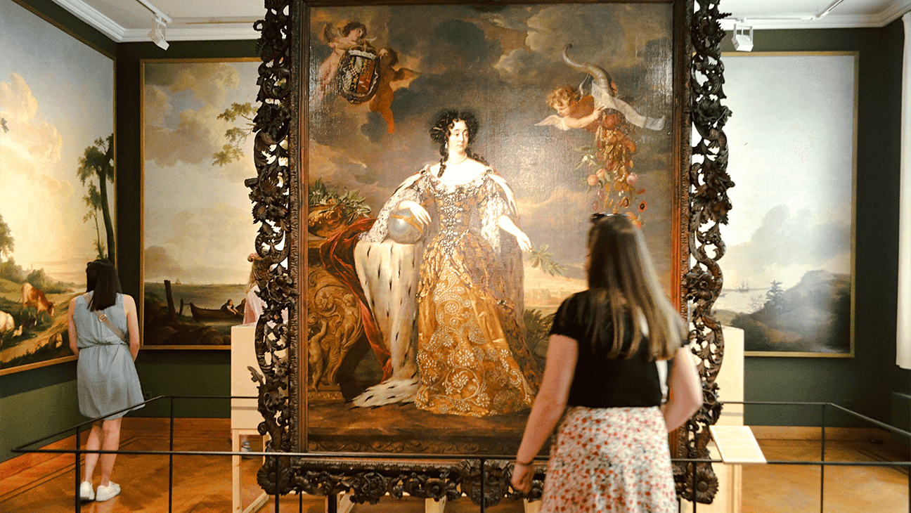 Vrouw kijkt naar schilderij in het Taxandriamuseum