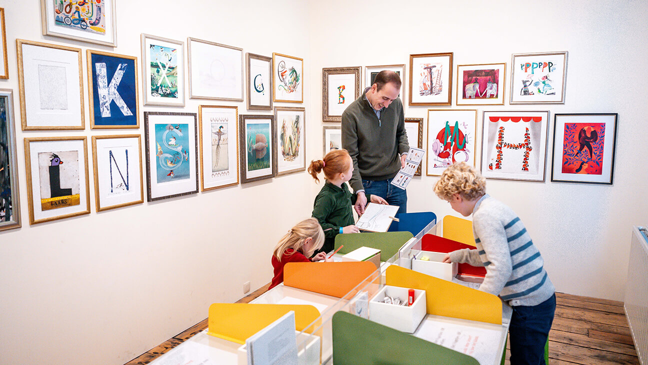 Kinderen met gids in villa verbeelding