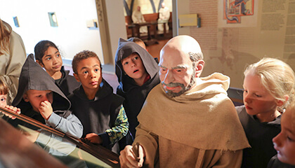 Klas op bezoek in 'Abdijmuseum Ten Duinen'