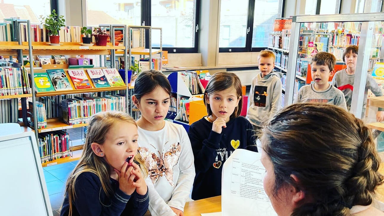 Kinderen op bezoek bij bibliotheek van Pittem