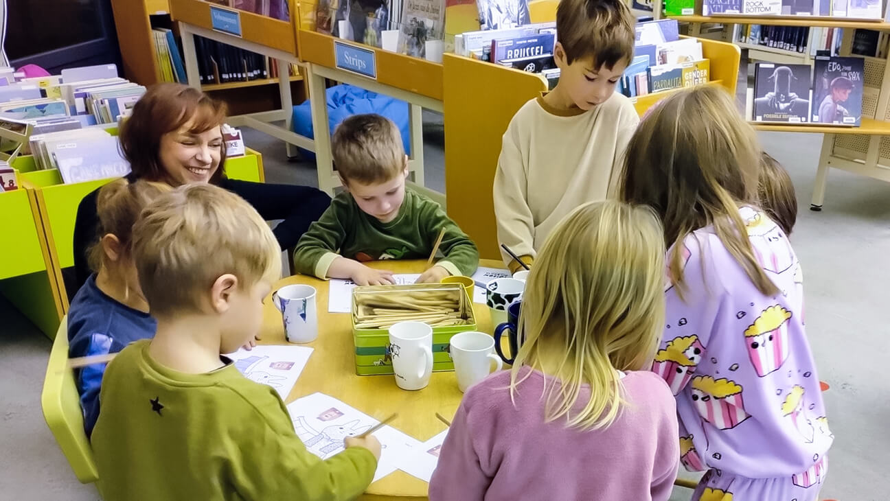 Kindjes lezen in de bibliotheek van Pepingen