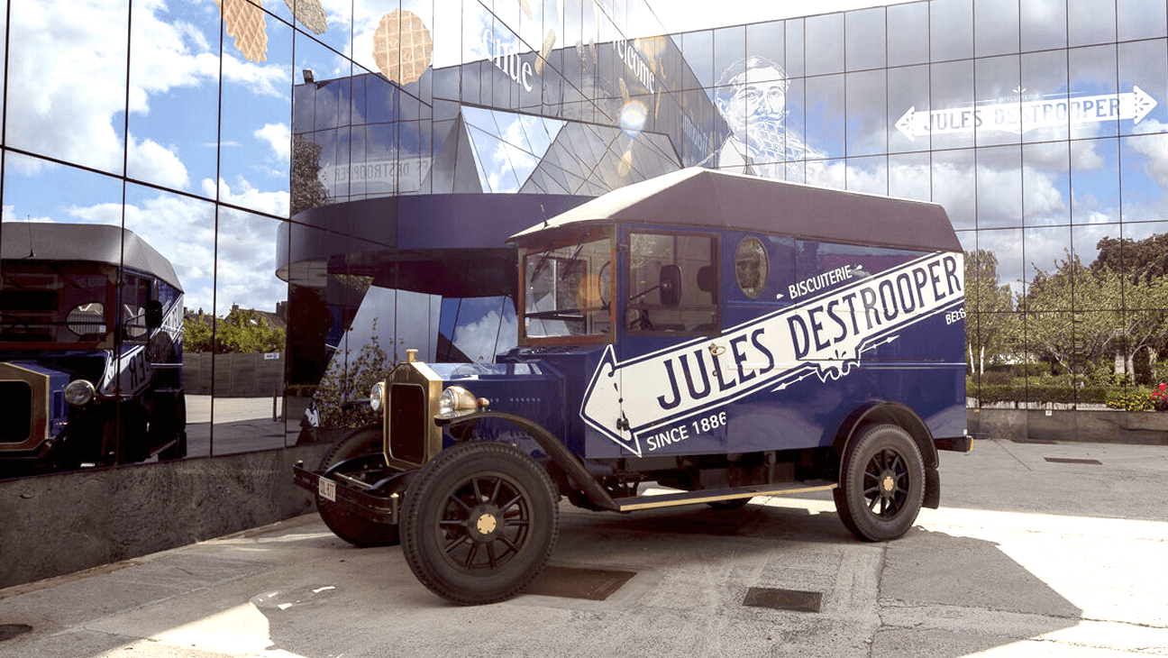 Oude auto bij bezoekerscentrum Jules De Strooper