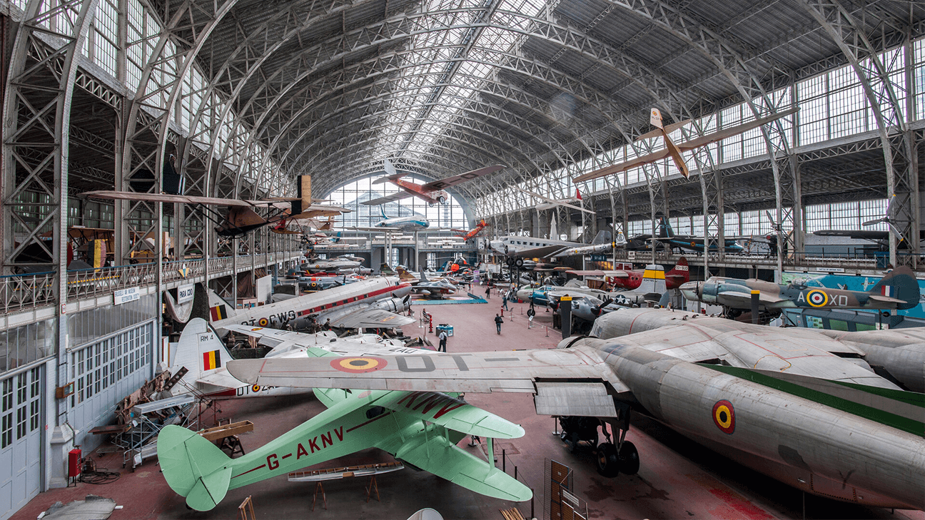 Zaal met oude legervliegtuigen in het Koninklijk Legermuseum
