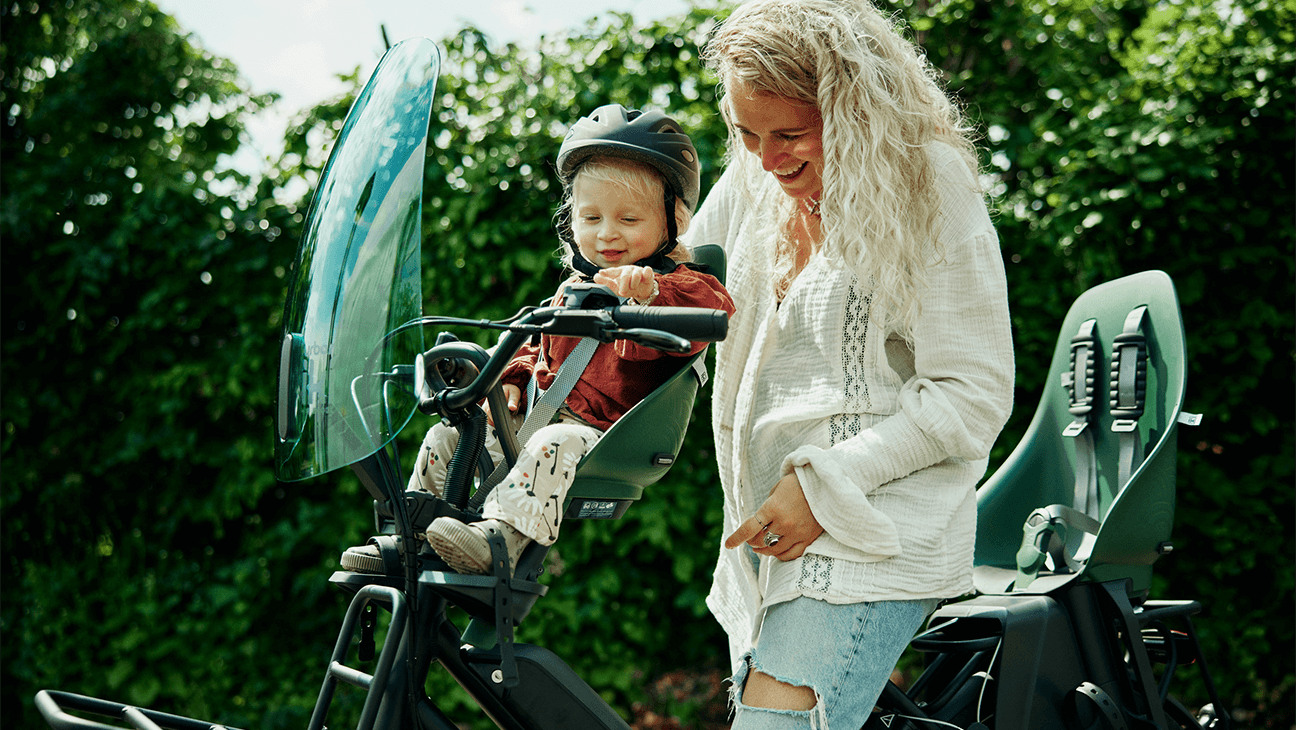 Vrouw met kind op een fiets van bij Fietswinkel Sport Lieven