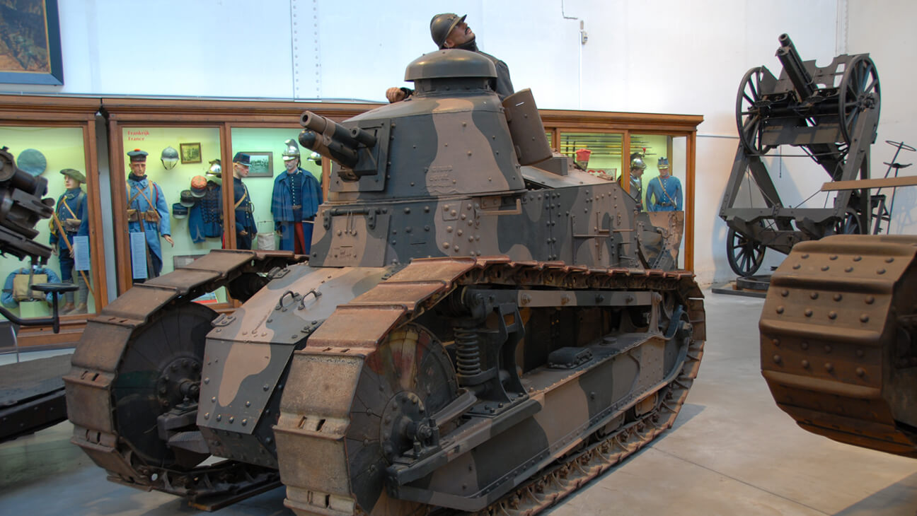 Tanks in het Koninklijk Museum van het Leger en de Krijgsgeschiedenis
