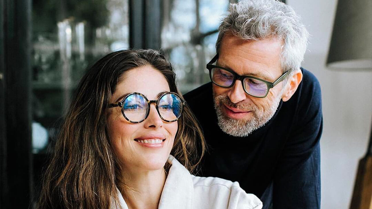 Koppel met een bril van Optiek Evi Maes