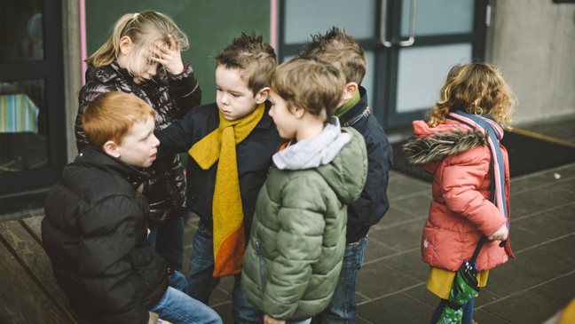 kinderen in op de speelplaats