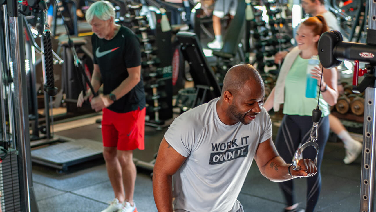 Mensen fitnessen bij Pure Senses 24/7 fit- & wellness club