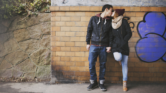 twee tieners kussen