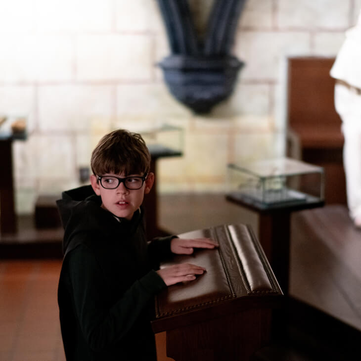 Leerling verkleed als monnik tijdens zijn klasbezoek aan Abdijmuseum Ten Duinen