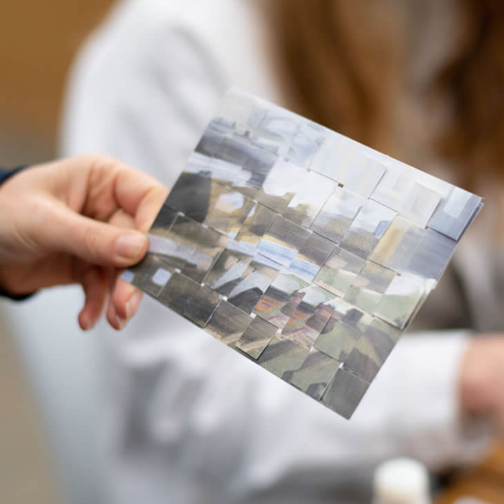 Leerlingen maken een kaartje dat ze beplakken met tekst en foto’s tijdens hun klasbezoek aan Verbeke Foundation