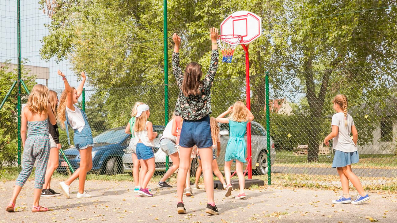 Jongeren op een basketplein