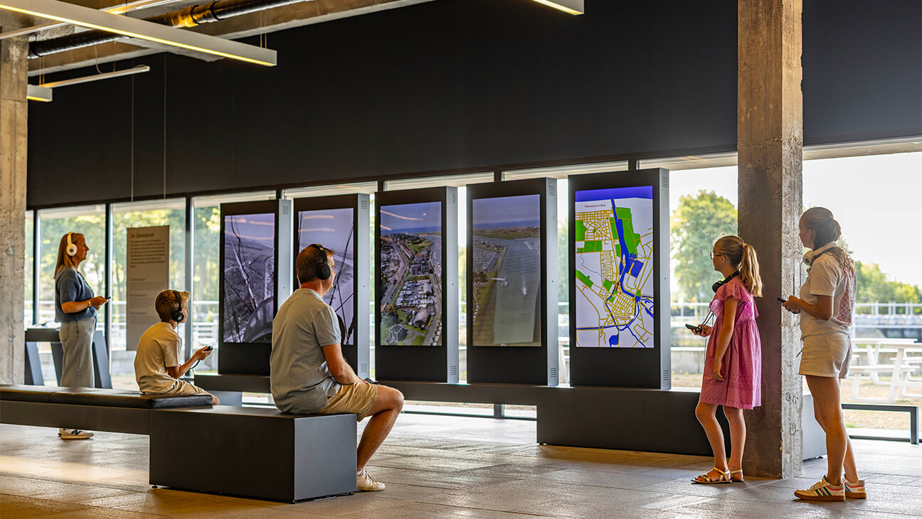 Man kijkt naar schermen in Westfront.Nieuwpoort