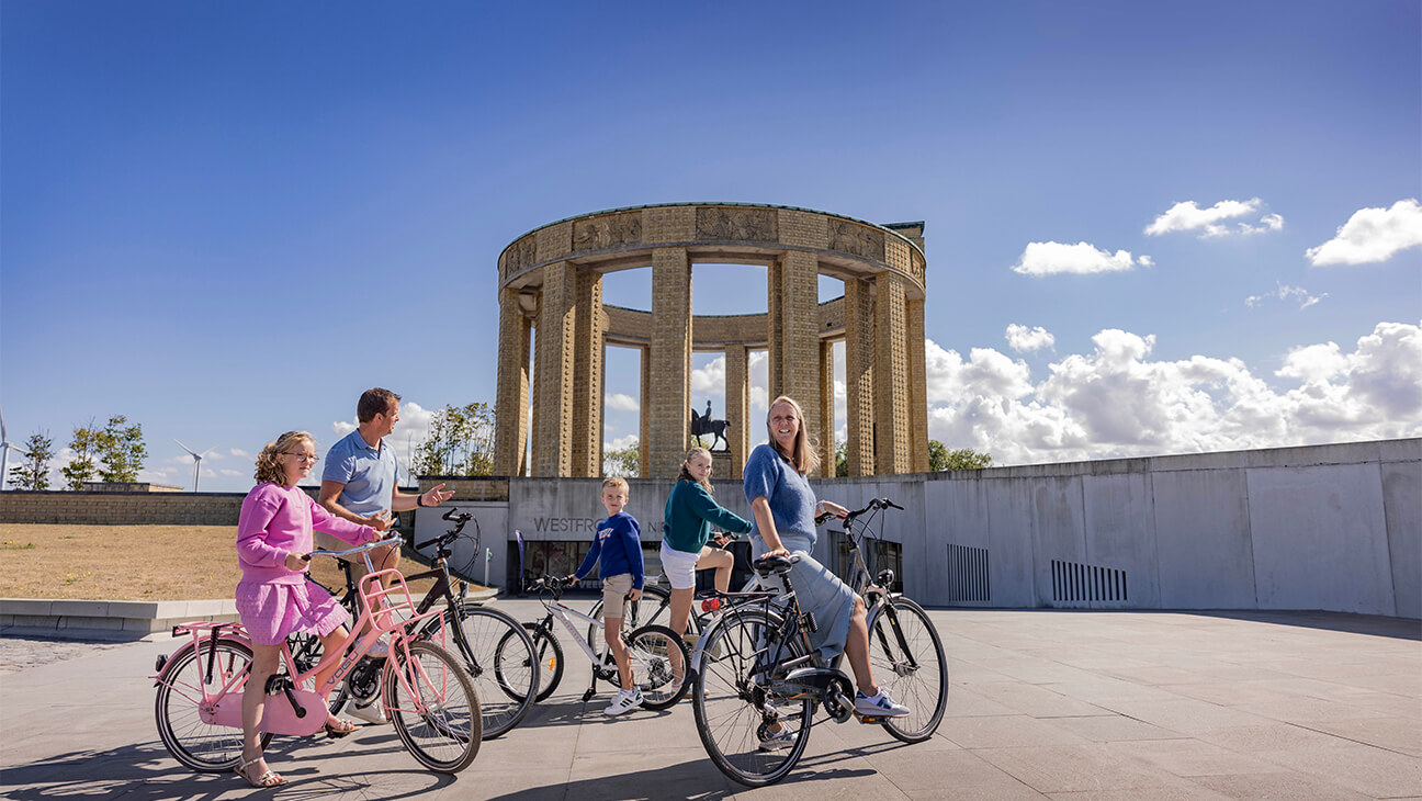Bezoekers met de fiets aan Westfront.Nieuwpoort