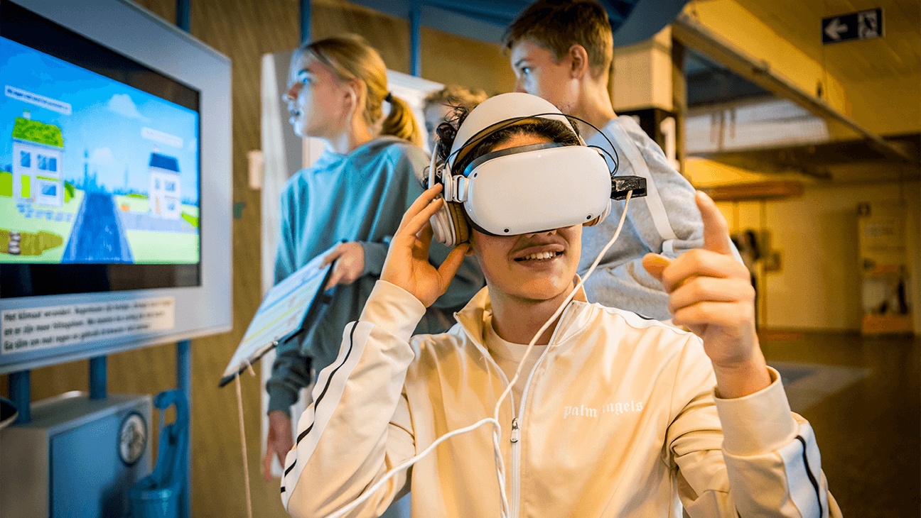 Jongen met een VR-bril in het ecohuis in Antwerpen