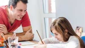 Vader helpt dochter met huiswerk