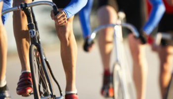 close-up van renners op de fiets