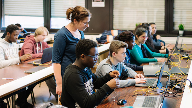 Leraar Tamara helpt haar leerlingen met Google Classroom